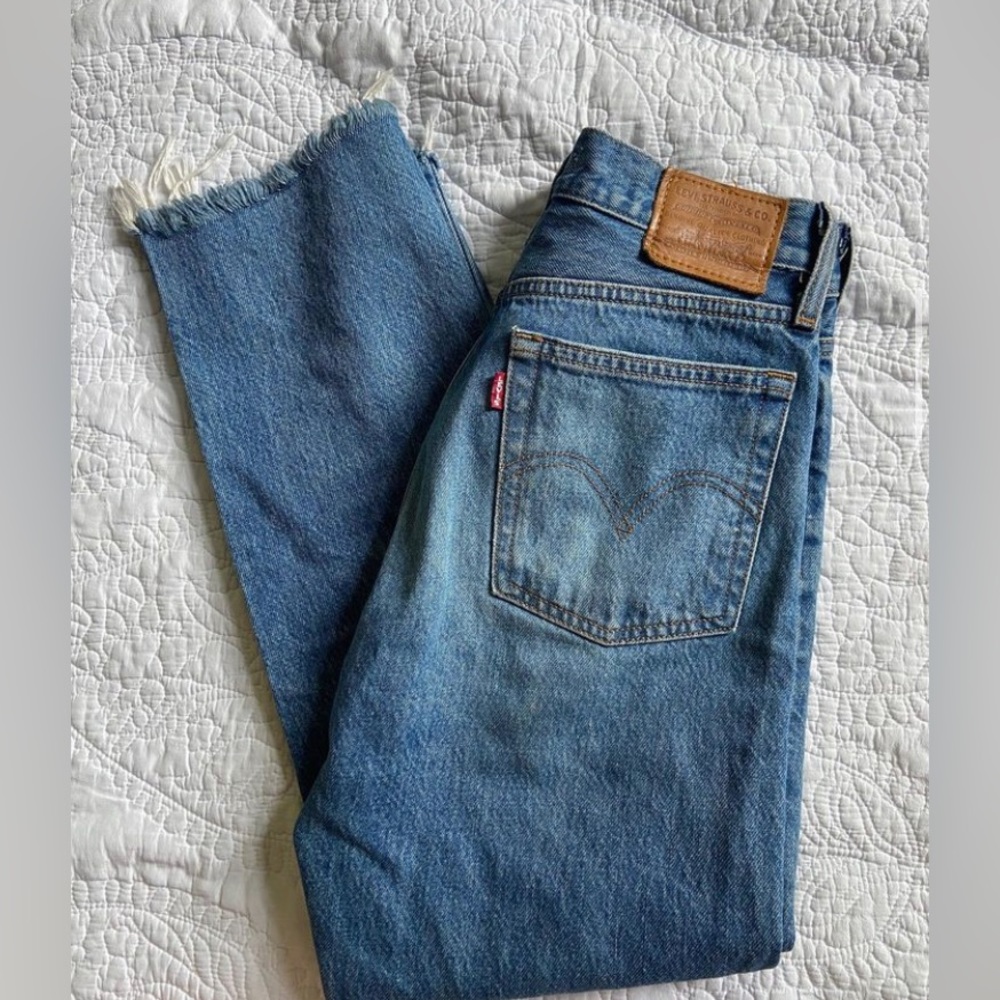 LEVIS WEDGE JEANS- GREAT CONDITION